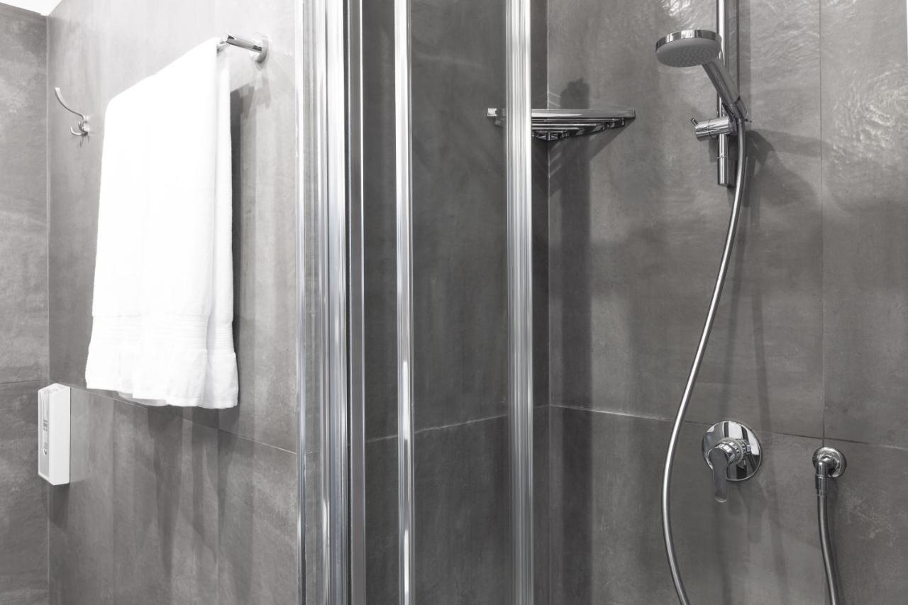 托尔多斯塔酒店 那不勒斯 外观 照片 A shower with a shower door