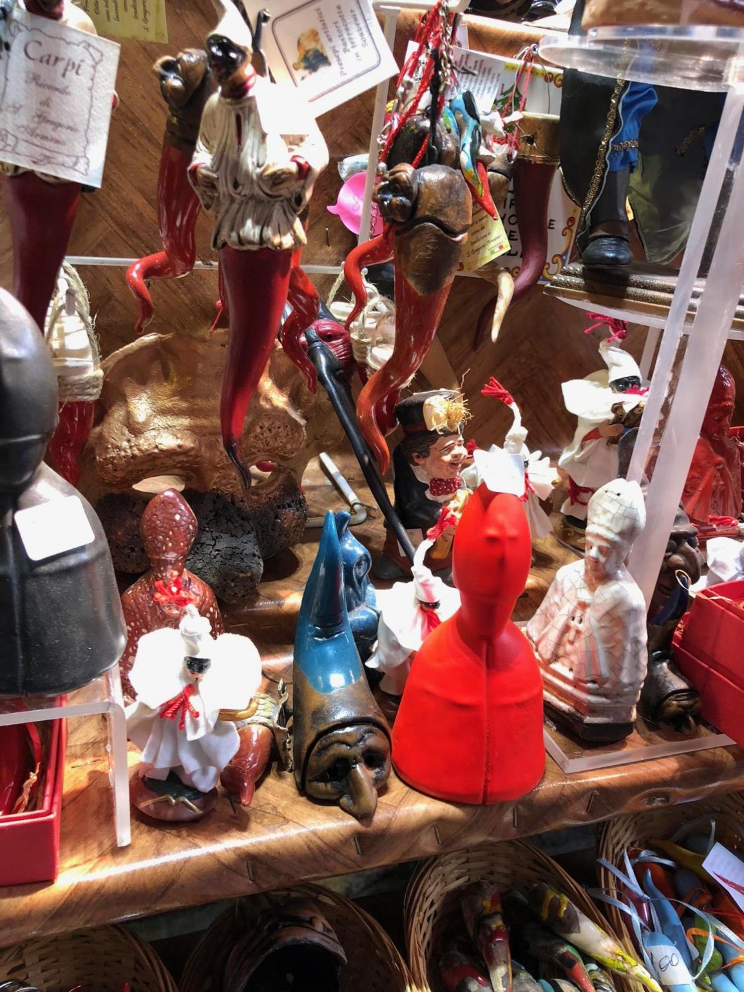 托尔多斯塔酒店 那不勒斯 外观 照片 A collection of various types of Christmas tree ornaments