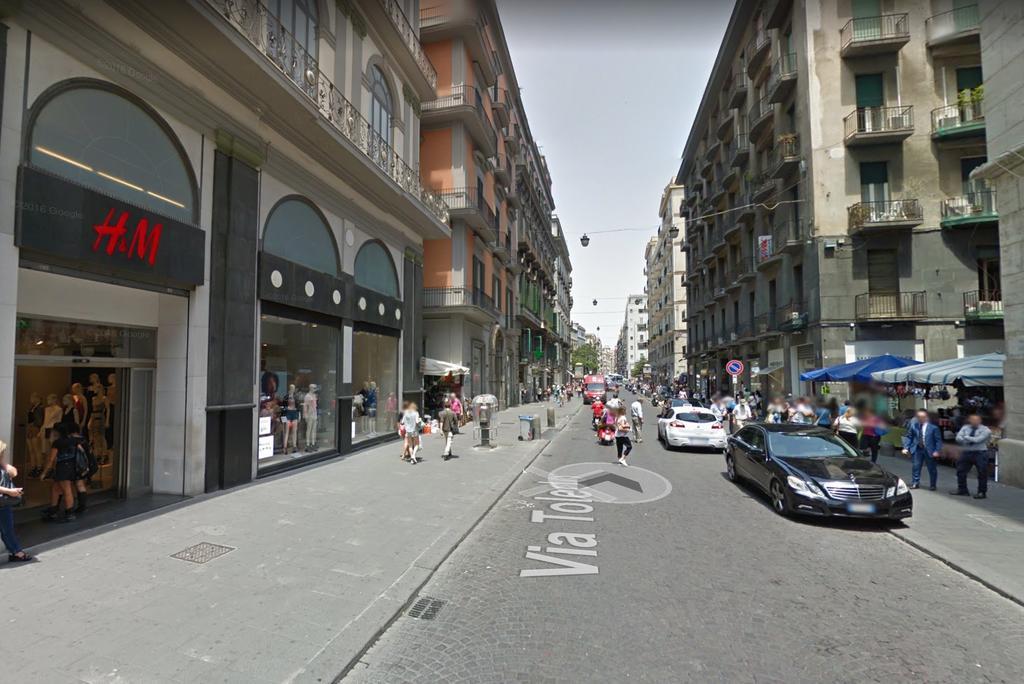 托尔多斯塔酒店 那不勒斯 外观 照片 The station is located on Via Torino, a shopping street.