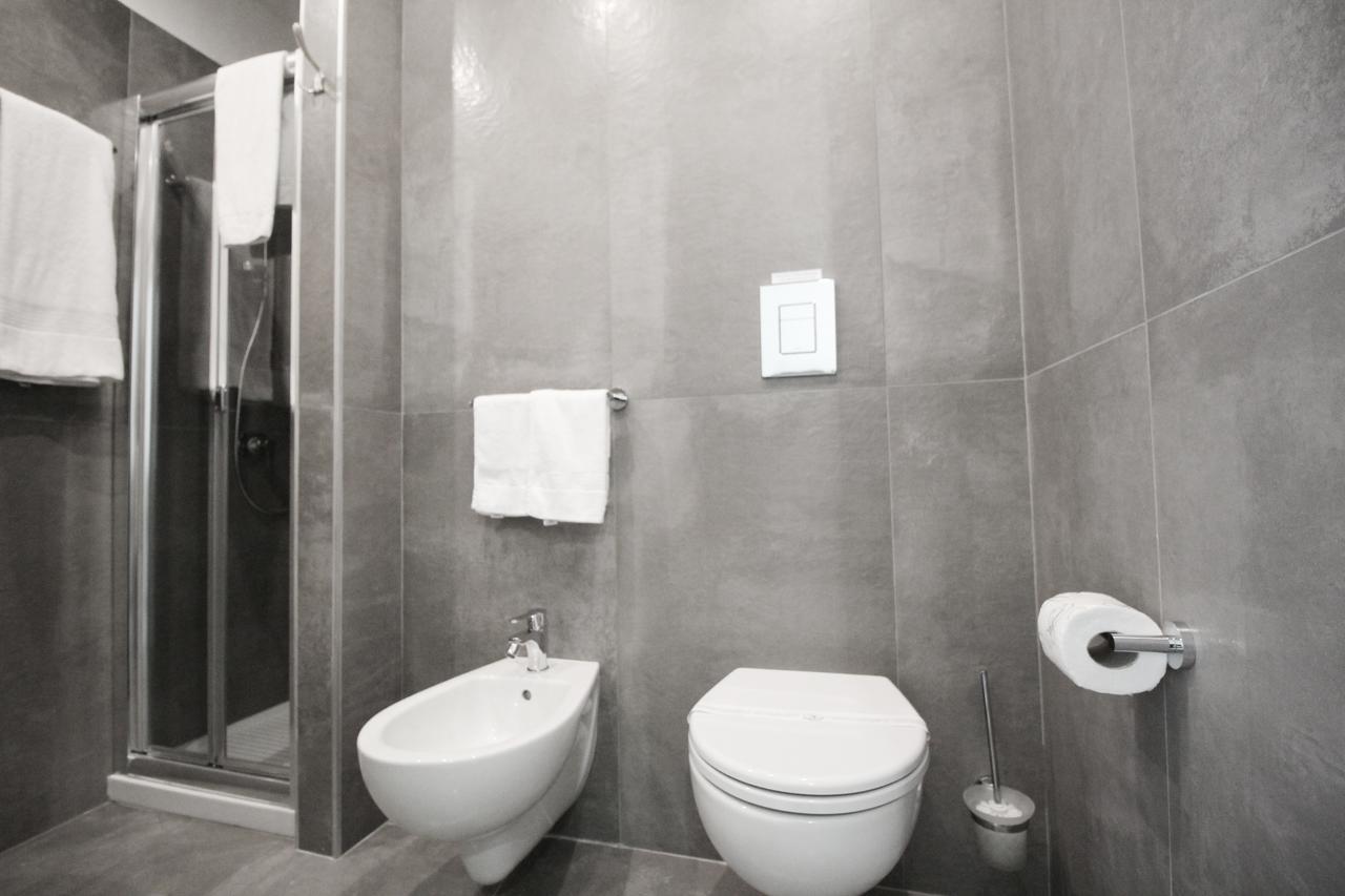 托尔多斯塔酒店 那不勒斯 外观 照片 A modern bathroom with a bidet and toilet