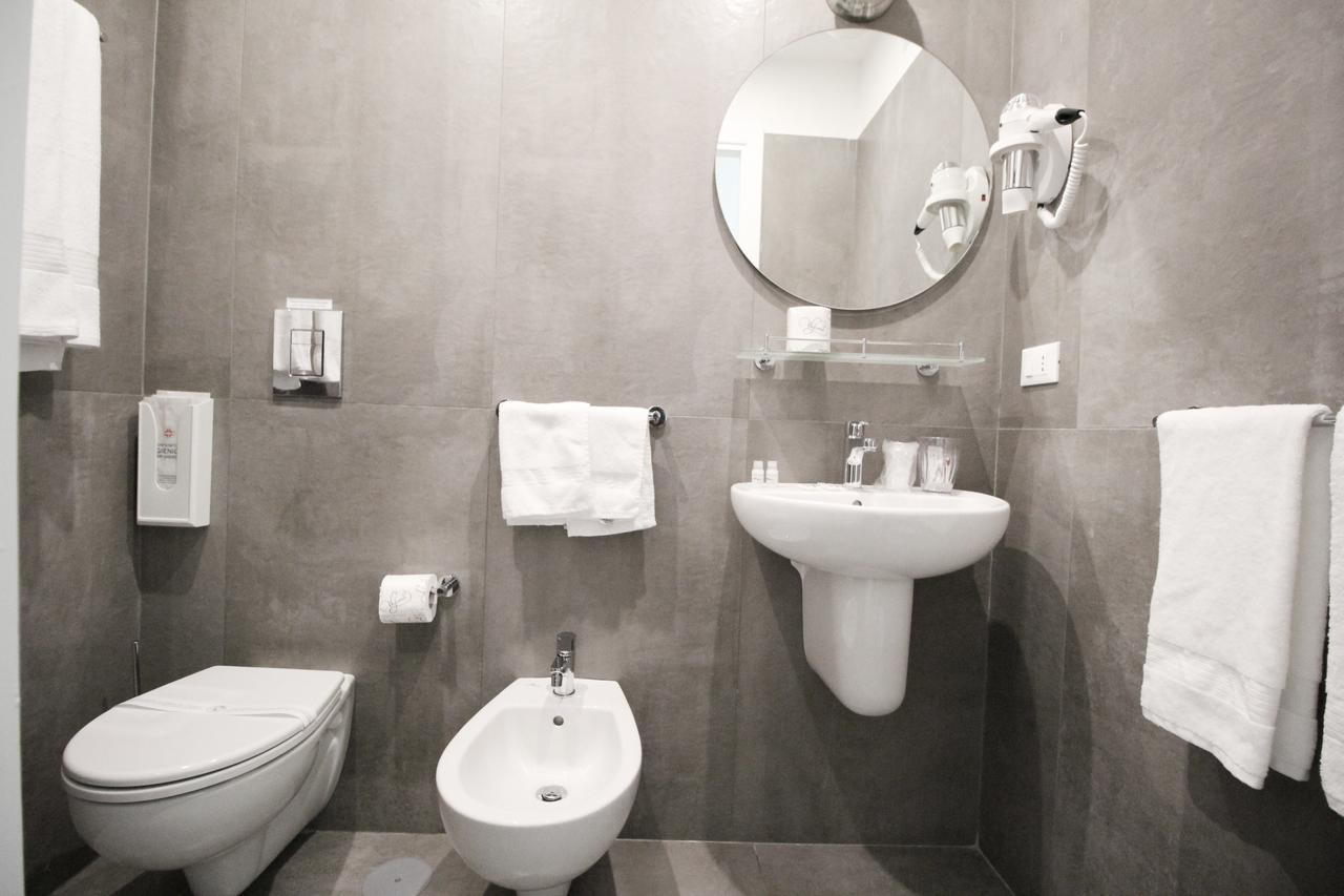 托尔多斯塔酒店 那不勒斯 外观 照片 A bidet in a hotel bathroom