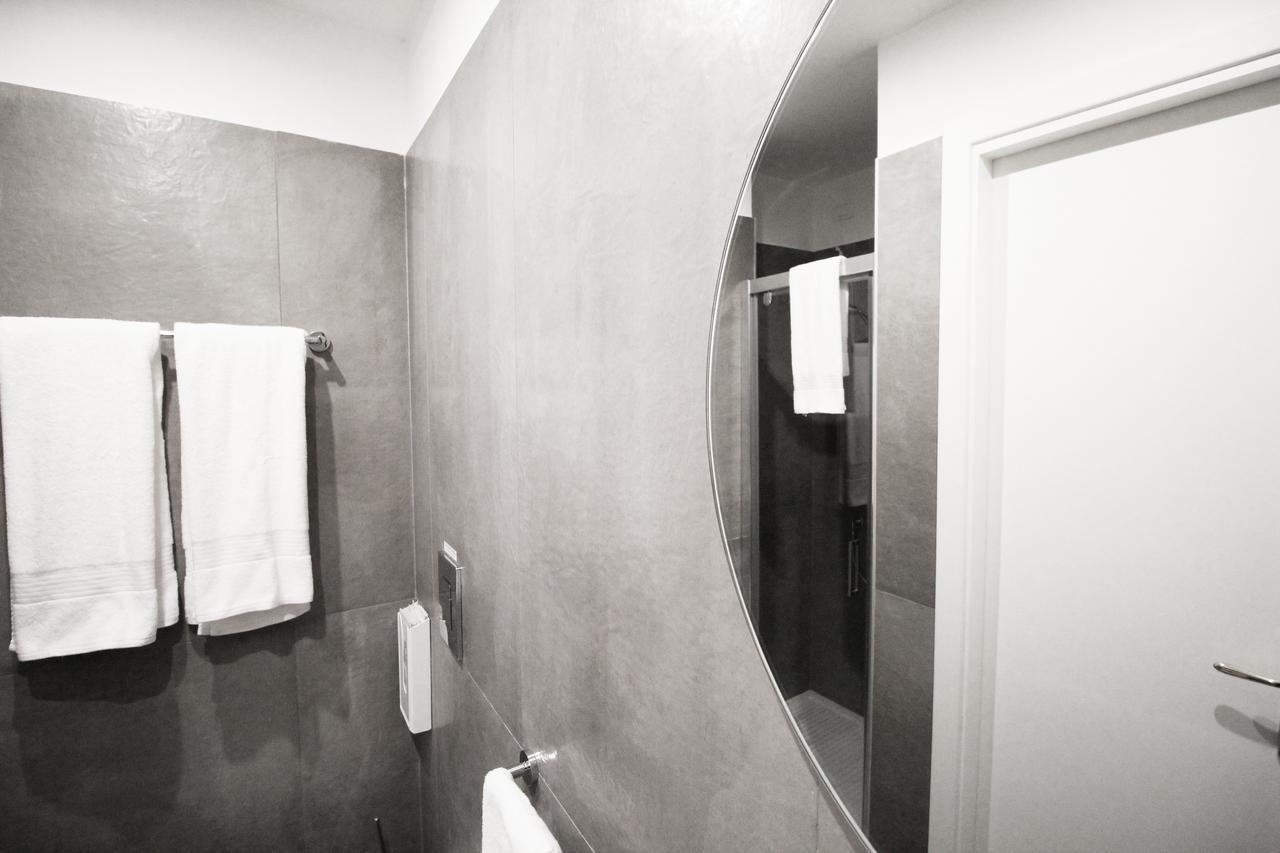 托尔多斯塔酒店 那不勒斯 外观 照片 Bathroom with polished concrete