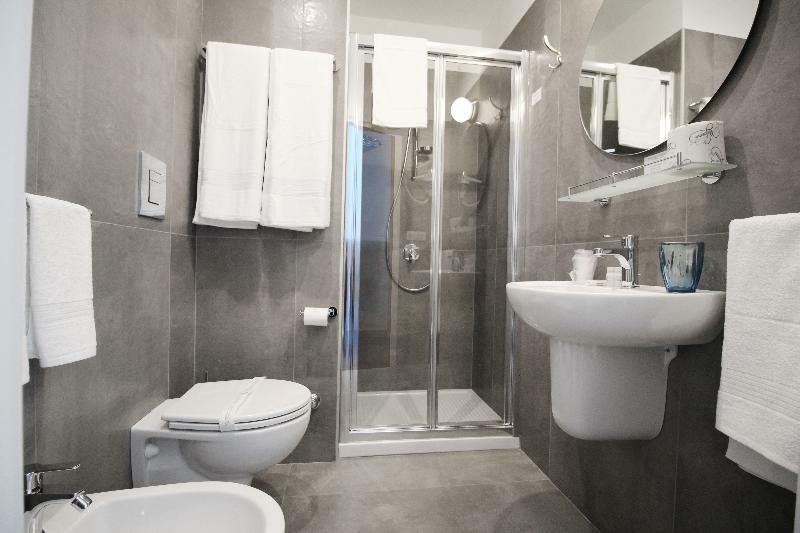 托尔多斯塔酒店 那不勒斯 外观 照片 A modern bathroom with a shower enclosure